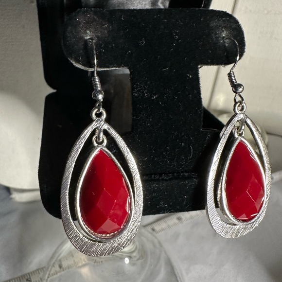 Silvertone teardrop style red bead earrings - Picture 4 of 4